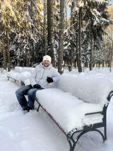 Таня з хлопчиками жили непросто. Зате вона завжди приділяла їм багато часу. Влітку возила на річку, взимку вони втрьох каталися з гірки або ліпили сніговиків. В один з таких днів вона залишила синів у дворі і піднялася в будинок, щоб взяти забуту морквину для носа сніговика. А коли вийшла у двір, побачила, що поруч з Льошею і Максимом стоїть ще один хлопчик, старший. – Гарний сніговик! – Сказав він схвально. – Давайте допоможу.