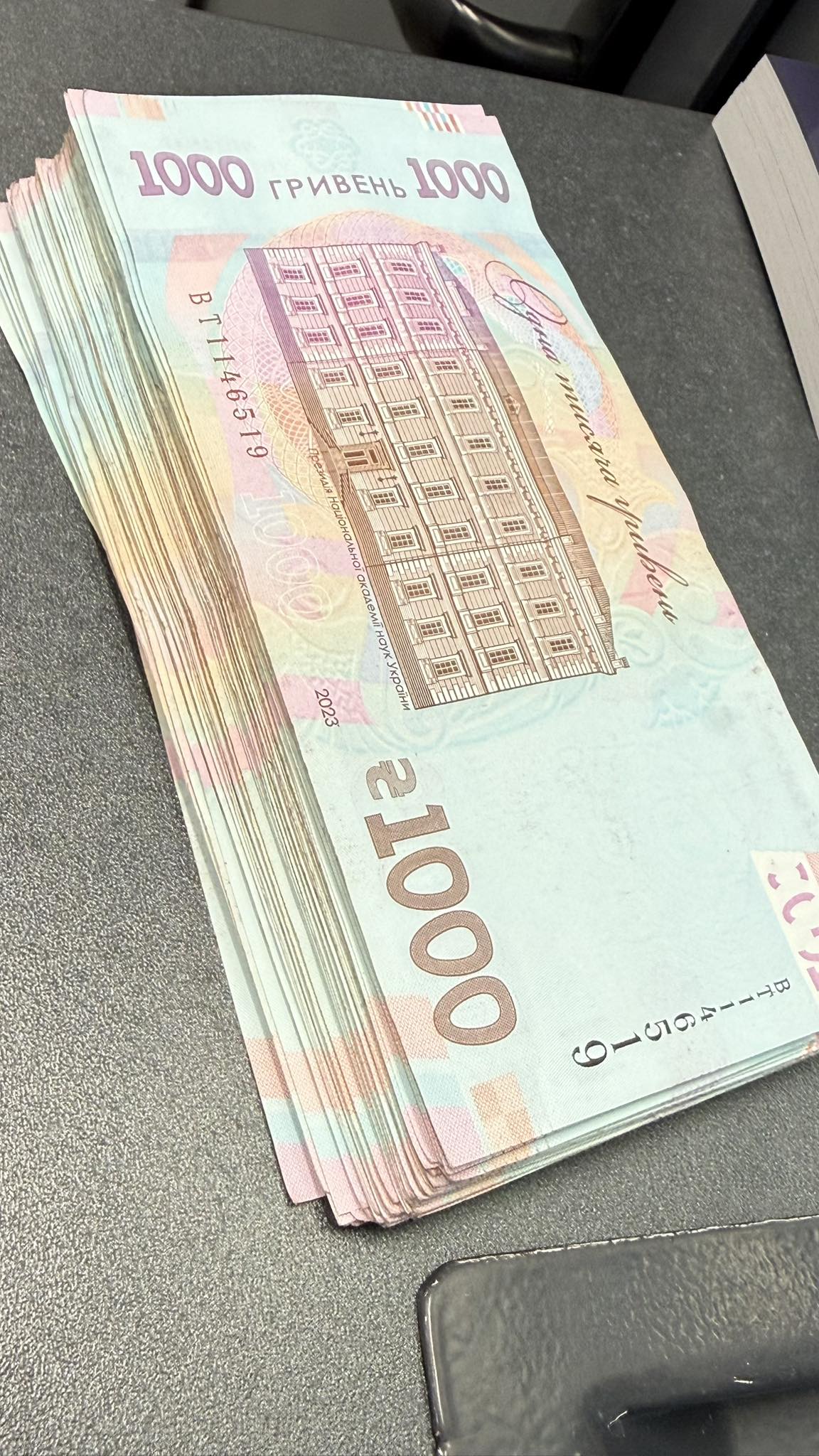 Ти зараз ідеш з цього подвір’я. І щоб ноги твоєї тут більше не було. Петро нічого не відповів. Він підняв сумку і швидко пішов до хвіртки. Він навіть не озирнувся на вікна, де за фіранками стояли діти. Ганна підійшла до Катерини, поклала важку руку їй на плече. Життя в селі не дає часу на довгі роздуми. Тобі треба корову доїти, навіть якщо серце розбите на друзки. Тобі треба садити город, навіть якщо очі не бачать від сліз. Розлучення було коротким. Петро не претендував ні на що, крім своєї свободи. Він оселився у Марії. Село гуло, як розтривожений вулик. Люди перешіптувалися за спинами, хтось жалів, хтось осуджував, а хтось потайки радів чужому горю. Катерина закрилася від усіх. Вона працювала втричі більше. Тепер вона їздила на базар не тільки щосуботи, а й щосереди