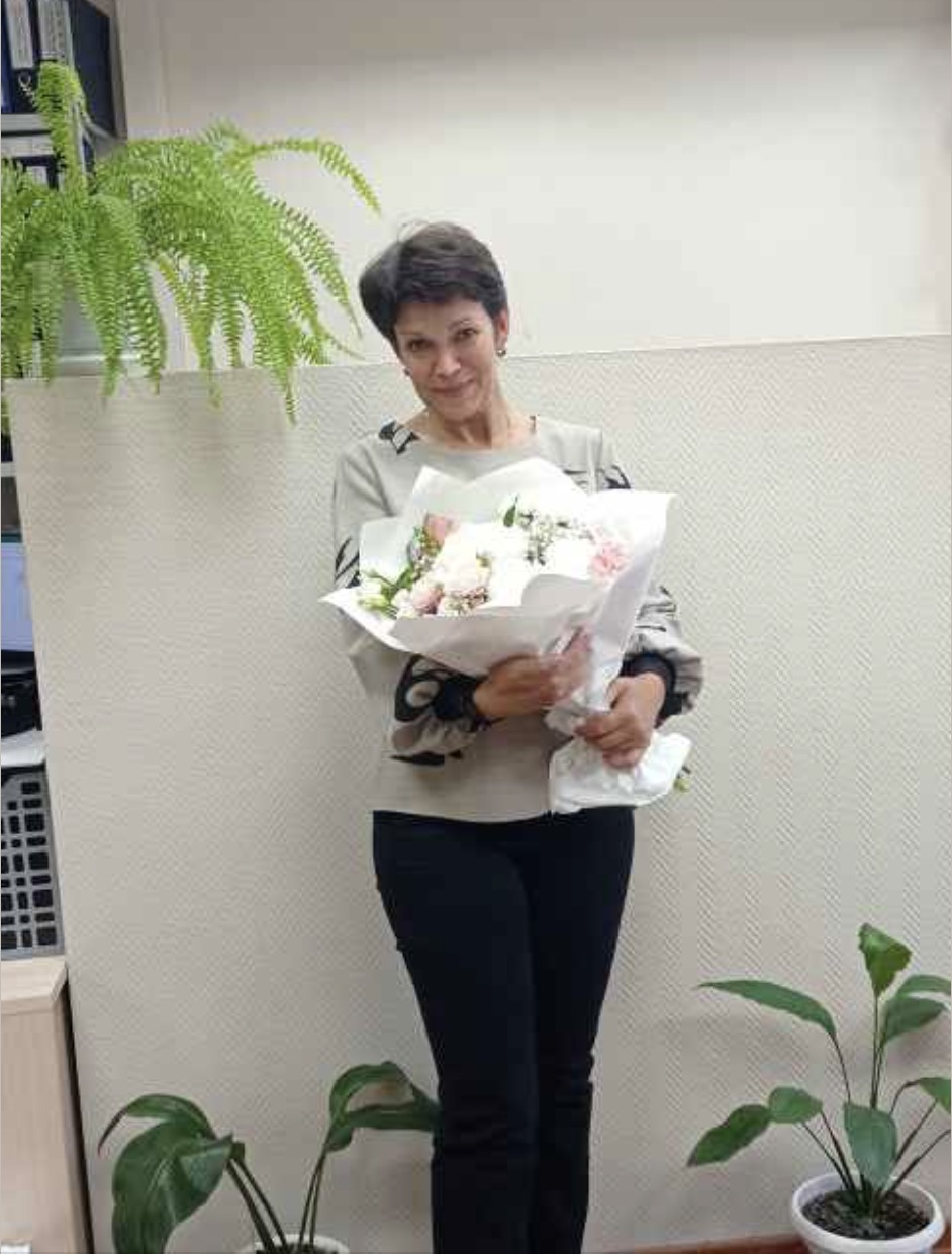 Ольга стояла біліша за весільну сукню невістки. Губи стиснуті в нитку, пальці терзають край скатертини, а погляд такий, ніби не син одружується, а прийшла податкова з обшуком. Поруч — об’ємний пакет, який вона притискала ногою, як сторожовий пес будку. Весілля гуділо на повну: наречений почервонів, але тримався вертикально, наречена сяяла, як новенька копійка, гості ще не перейшли ту межу, за якою починаються розбірки за повагу.