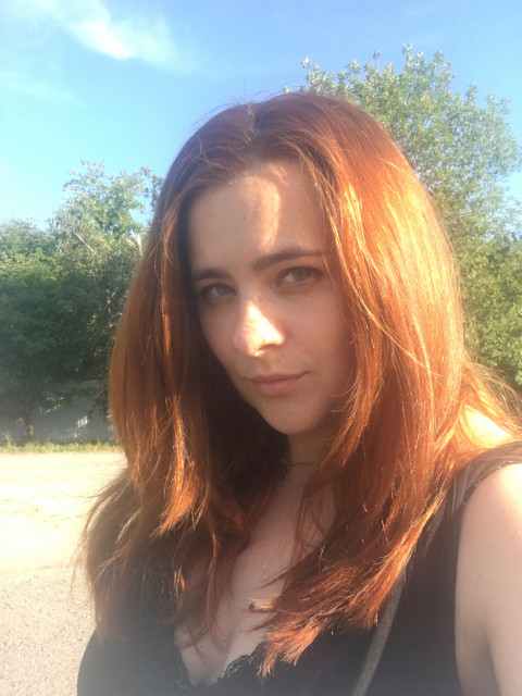 – Сім років ми одружені, – думала я, – і всі ці сім років він не вважає мене за людину. Якщо я візьму на себе його провину, він хіба мене більше цінуватиме і поважатиме? Ні, він просто сприйме це, як належне. – Ну, – нетерпляче сказав він, – надумала?