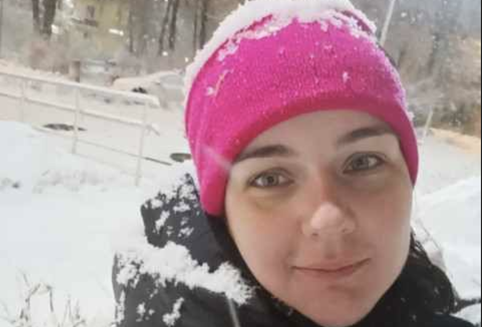 Ірина поспішала на роботу, вискочила з квартири і ледь не спіткнулася об хлопчика. Хлопчик спав прямо біля її дверей. Ірина здивувалася, чому дитина в таку ранню годину спить в чужому під’їзді? Вона була вчителькою з десятирічним стажем і не могла просто так пробігти повз. Жінка схилилася над ним і почала обережно трусити його за худеньке плече: – Гей, молодий чоловіче, прокинься! – Що? – хлопчик незграбно підвівся. – Ти хто? Чому тут спиш? – Я не сплю. Просто… у вас килимок м’який. Я сидів і задрімав ненавмисно, – відповів він. Ірина жила в цьому будинку всього півроку. Купила квартиру після розлучення з чоловіком. Сусідів майже нікого не знала, але, що дитина не з цього будинку, було зрозуміло. Хлопчику було років 10, може 11, одягнений, хоч у старий, але чистий одяг. Він переминався з ноги на ногу і пританцьовував на місці. Ірина зрозуміла, що йому треба в туалет:– Біжи.