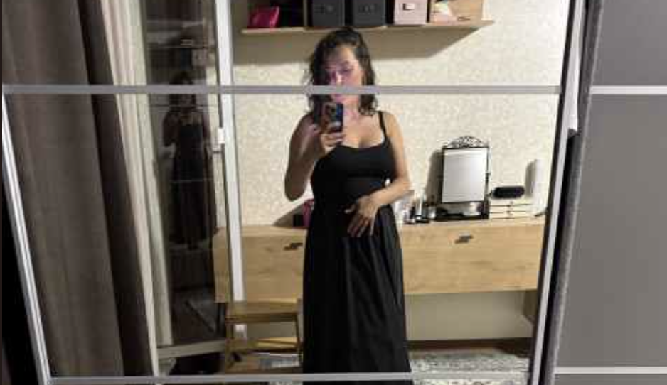 Покличеш родичів — поїду до матері! — холодно заявила Юля здивованому чоловікові. Вона стояла посеред вітальні, стискаючи в руках планшет з відкритим робочим графіком. Леонід, розвалившись у кріслі з телефоном, навіть не відразу відірвав погляд від екрану. Його обличчя виражало те саме блаженне невідання, яке так часто дратувало Юлю останнім часом. — Юля, ну що ти починаєш? — ліниво простягнув він, нарешті зволивши подивитися на дружину. — Тітка Свєта проїжджає, Віталік давно не був. Не можна ось так закриватися в чотирьох стінах.