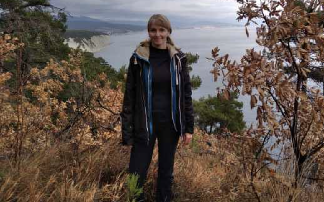 Таня прожила з Ігорем п’ять років, але так і не дочекалася запрошення до РАГСу. Дівчина була чудовою господинею, чистюлею. А ще ласкавою і ніжною. Але останнім часом відчула охолодження відносин. Точніше, холоднішим ставав Ігор, часто бував не в настрої і не бажав спілкуватися. Як тільки повечеряє, так йде до телевізора дивитися черговий фільм. На ніжність Тані відмахувався і говорив, що втомився і хоче побути один. — Послухай, Іра, — радилася Таня з сестрою, — що це може бути? І тягнеться таке до мене ставлення ось уже майже два місяці.