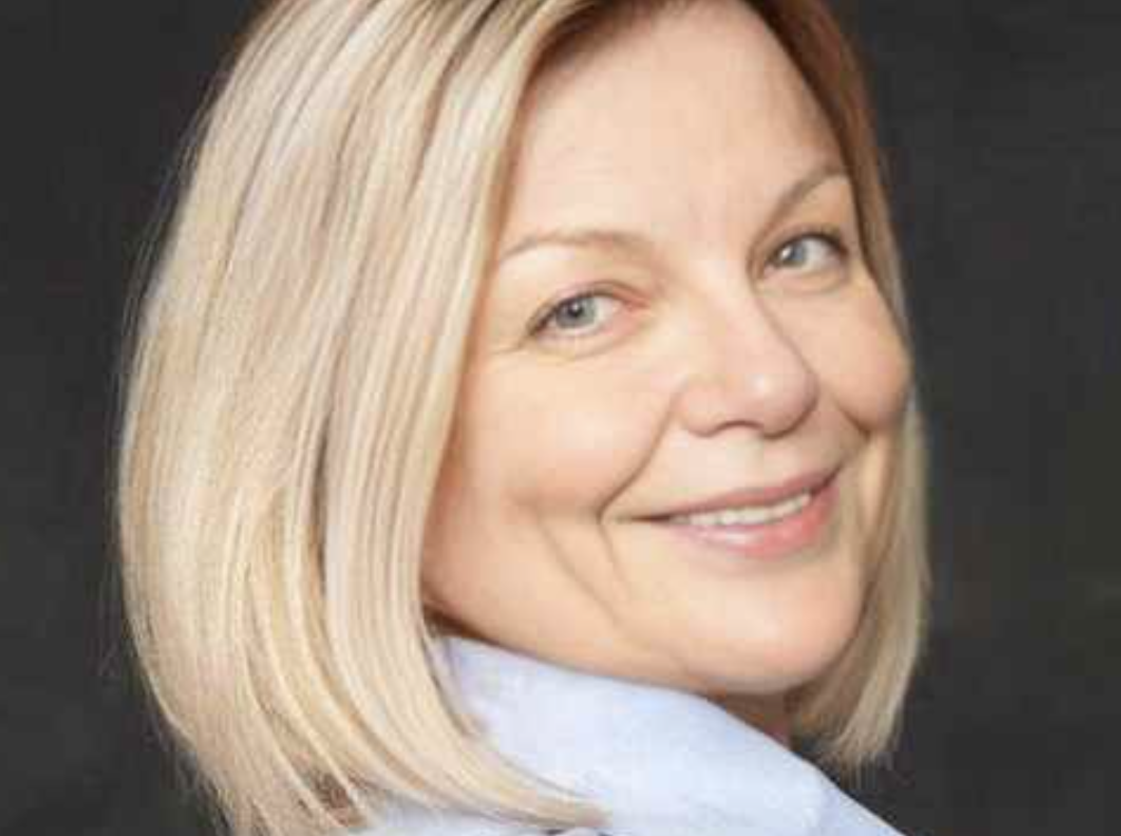 Ти думала, я закохався в тебе, в жінку п’ятдесяти п’яти років? У твою розумну голову? Я просто хочу нормально жити. І хочу, щоб мій син жив нормально, а не поневірявся по кутках Алла прожила п’ятдесят п’ять років і вважала, що знає про життя все. Лікар із тридцятирічним стажем, вона бачила людей наскрізь. Або так думала. Мами не стало у лютому. Квартира спорожніла. Трикімнатна, світла, у спальному районі, де Алла народилася та виросла. Тепер вона була зовсім одна.