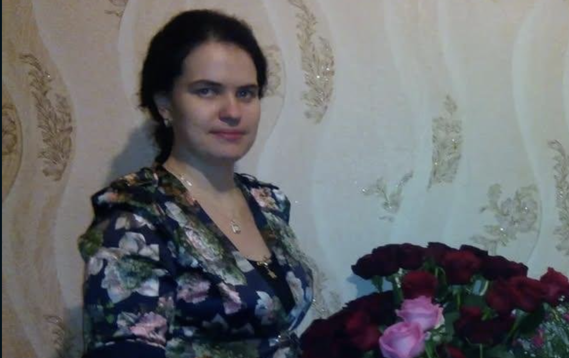 До 38 так і не зустріла свого коханого. Тому вже зверталася навіть до брата: – Іване, може, в тебе є якийсь самотній і дуже хороший друг? – Є, Галинко! Я вас познайомлю. Повір мені, кращого чоловіка тобі не знайти. Коли я вперше його побачила, мало не розплакалася. Віктор зовні мені зовсім не сподобався: великі вуха, дрібненькі очі, нахмурені брови…