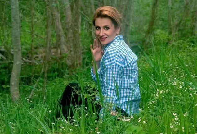 Тільки навіщо мені пральна машина в старому будинку без водопроводу і з пічкою. Тому що за 4 роки після того, як цей будиночок дістався мені від покійної бабусі і діда, якого забрала мама, ти відмовлявся там щось робити, кажучи, що у нас є благоустроєна квартира, а будиночок у приватному секторі — просто дача. Дача, в якій мені тепер доведеться жити. З дітьми. – Я маю право вибирати, – запально вигукнула вона, – я буду жити з татом, я не хочу тут колупатися з дровами і тазиками. Ти не змогла утримати батька, чому я повинна страждати?