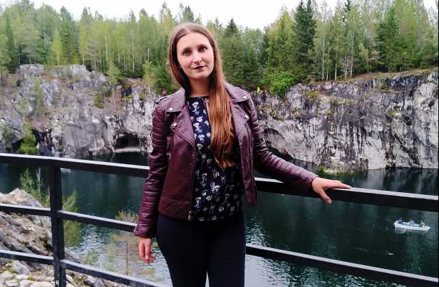 Соня все рідше просила грошей, бо Діана серйозно поговорила з нею і дала зрозуміти, що молодша вже не дитина і має розраховувати лише на себе. Але незабаром усе знову перевернулося з ніг на голову: мама зателефонувала й розповіла, що Соня при надії. — О, вітаю! — щиро відповіла Діана. — Чому Соня сама нічого не розповіла? Вирішила тримати в таємниці? — Їй погано, сумно, — зізналася мати пригніченим голосом. — Татусь нічого робити не збирається. Сказав, що не те що одружуватися — навіть грошима допомагати не буде…