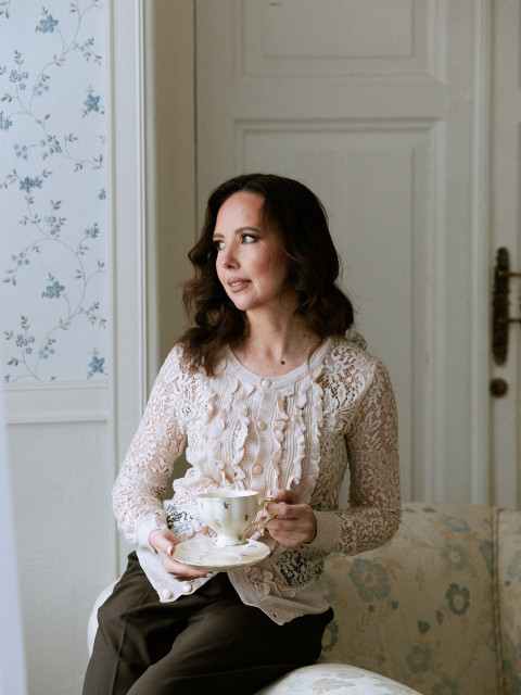 У тебе хтось є? — запитав він нарешті. — Так. Є людина, яка бачить мене. Яка розмовляє зі мною. Яка знає, яку музику я люблю і чому я сумую вечорами. Олег відсунув тарілку. Їжа раптом стала гіркою. — Я не думав, що все настільки погано, — тихо сказав він, дивлячись у стіл. — Ось у цьому і проблема, Олеже. Ти не думав. Ти просто жив за інерцією. Ти думав, що якщо в хаті чисто і є гроші, то цього достатньо. Але любов — це не тільки відсутність проблем. Це увага. Тепло. Присутність. Без цього стіни стають кліткою. Він підвів голову. У його очах вперше за довгі роки промайнуло щось схоже на живий біль. — І що тепер? — Тепер я забираю частину речей і їду до Андрія. Софія знає. Вона залишається тут, поки закінчить навчання, а там побачимо. Я не забороняю вам спілкуватися, навпаки… Ти гарний батько, Олеже. Але ти перестав бути моїм чоловіком дуже давно. Олег спостерігав, як вона збирає сумку. Він хотів щось сказати, затримати її, пообіцяти, що все зміниться. Але слова застрягали в горлі. Він раптом зрозумів, що навіть не знає, які квіти вона любить зараз. Колись це були ромашки… чи тюльпани? Він не пам’ятав