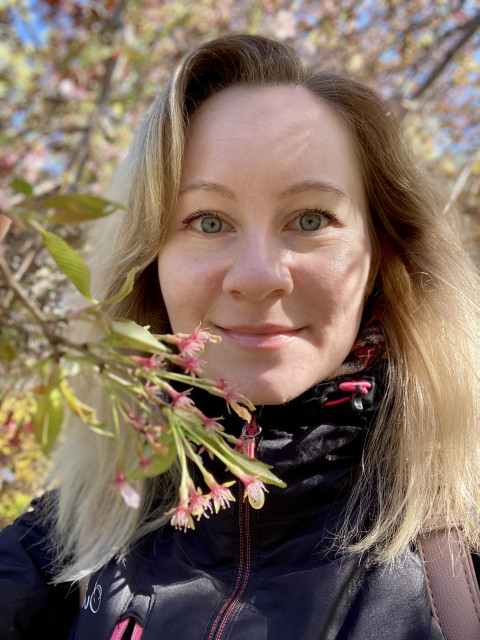 — То ви мені скажете, як він почувається?— Від чого ж не сказати?! Стабільно тяжко. Та не лякайся, а то очі он на лоб полізли. Жити буде.— Що ж мені робити?