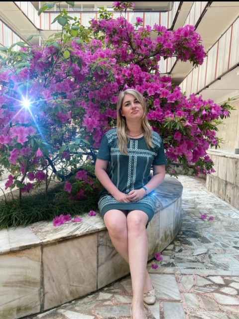 – Мам, не починай, будь ласка… Він працює багато, втомлюється. Напевно, йому справді потрібне було це розвантаження… – Яке розвантаження, доню? – мама сіла навпроти. – У нього був син у лікарні! Як можна дитя проміняти на шабаш із друзями?! – Ми поїдемо додому ввечері, – Оля відвела очі. – Коля обіцяв повернутися раніше…