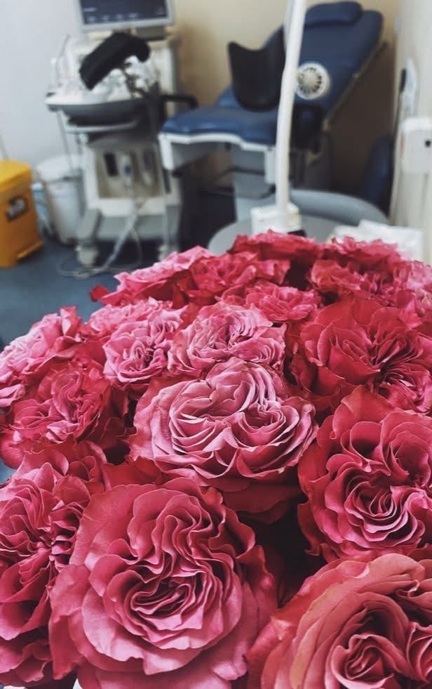 Прийнявши це рішення, подружжя почало збиратися в поїздку до сусідньої області — туди, де знаходився дитячий будинок. Хотіли взяти відразу двох дівчаток. Повні надій, вони збирали сумку, коли раптом сталося несподіване: Ольгу раптово знудило від запаху котлет, які вона щойно спакувала. Поїздку довелося відкласти. Замість дороги вони вирушили до лікарні. І там на них чекав справжній сюрприз — лікар повідомив, що Ольга при надії!