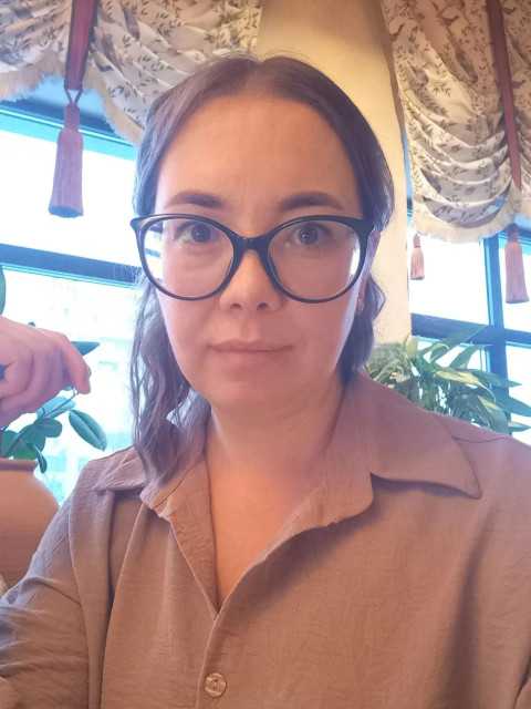 — Ось і я так думаю. Вони хочуть, щоб у мене з’явився свій дім, своя сім’я. Що ж у цьому поганого? І якщо вони хочуть, щоб у мене було все добре, то й нареченого мені обирати будуть дуже ретельно. Я це точно знаю. Олена тоді не знайшлася, що відповісти. На весіллі подруги вона мало не ревіла, але трималася.