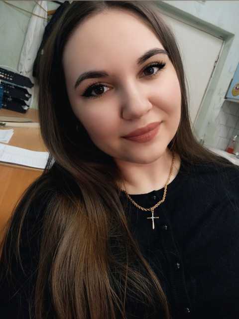 Римма була на сьомому небі від щастя, коли Макар переїхав, коли полагодив і прикрутив усе, що хиталося чи відпадало, до чого в колишнього чоловіка руки роками не доходили. Щастя тривало рівно доти, поки через тиждень спільного життя вона не відчинила холодильник. Перші дні вона списувала все на якусь випадковість. Купила продуктів із запасом на сім днів — розлетілися за три, а то й за два. «Мабуть, я щось неправильно розрахувала», — подумала вона і замовила доставку з іще більшим пакетом. Нова партія протрималася чотири дні.