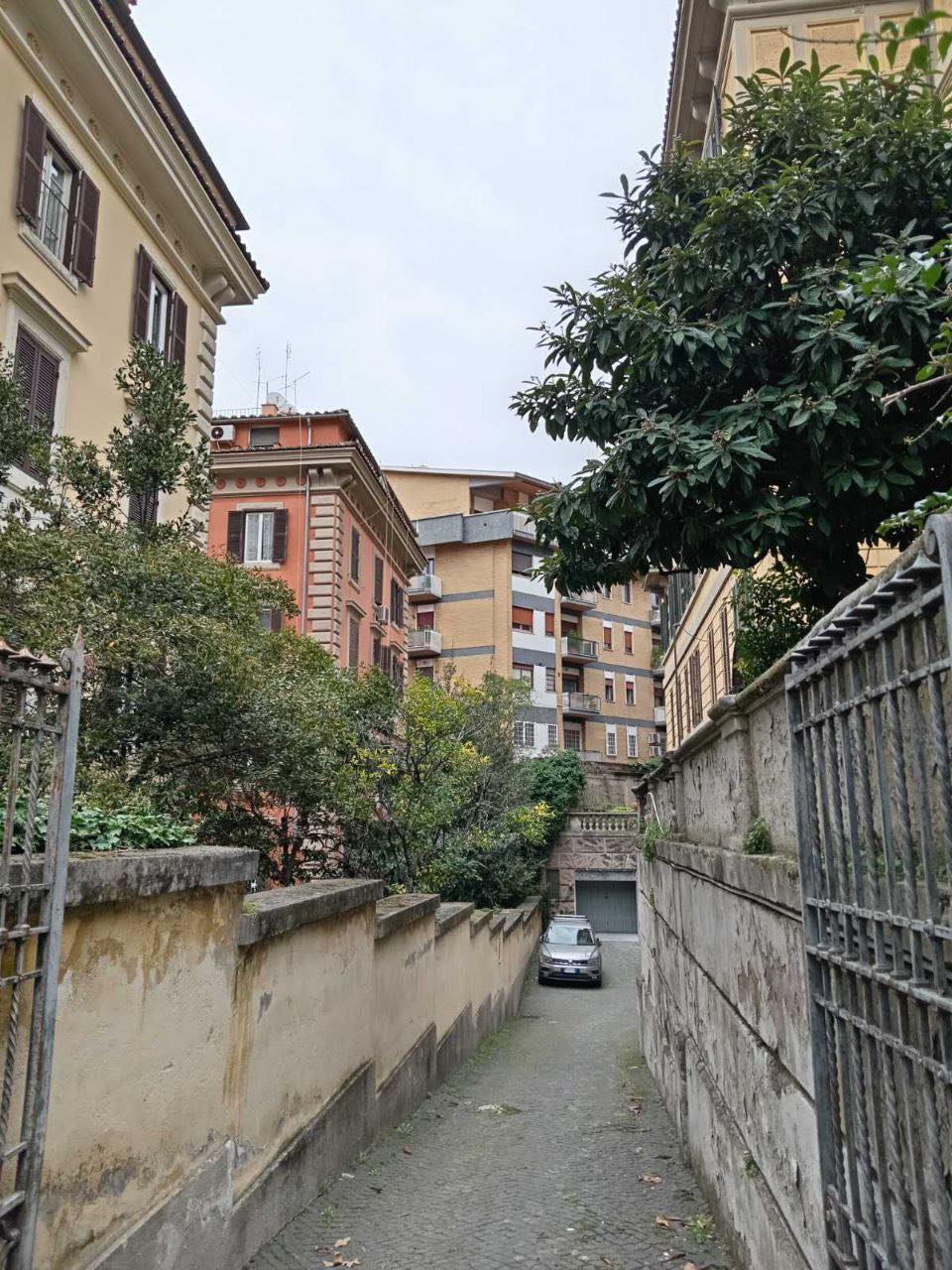 Тепер ми не просто подруги, — шепотіла Оля після таїнства. — Ми рідні перед Богом. Наталя часто приїжджала на вихідні. Вона стала частиною їхнього дому. Сергій сприймав її як свою — міг пожартувати, підвезти на вокзал, допомогти полагодити замок у її батьківській квартирі. Все було прозоро, чесно і по-сімейному. Роки минали, і побут почав розмивати фарби Олиного щастя. Дитина, школа, нескінченні звіти, городи — Оля поступово розчинялася в обов’язках. Вона стала менше уваги приділяти Сергію, її розмови зводилися до списку покупок і скарг на втому. Сергій, який звик бути центром її всесвіту, відчув себе покинутим на узбіччі власного життя. Він не був поганим чоловіком, але йому не вистачало того захопленого погляду, яким Оля дивилася на нього в юності. А Наталя… Наталя в цей час пережила болюче розлучення у місті й повернулася до батьків. Вона була самотньою, спраглою до спілкування 