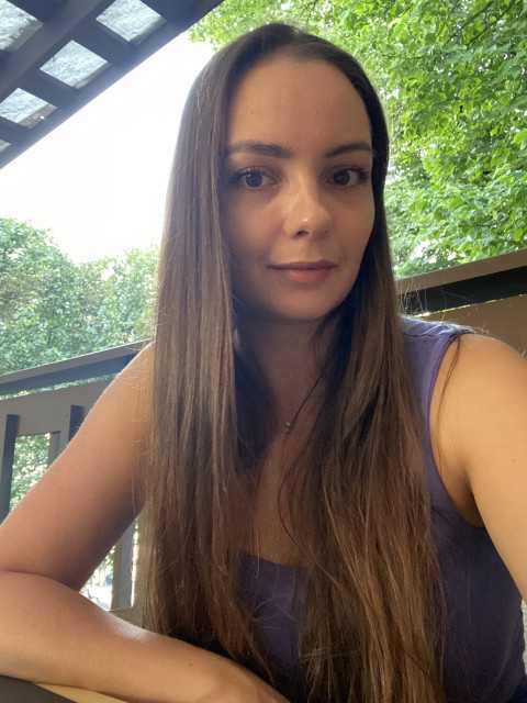 – Це так не вирішується. Можливо, у нас буде ще дитина, але пізніше. Я ще не відновилася, та й Вірочка надто маленька. Мені потрібні сили, щоб стежити за нею. А якщо я буду з животиком, то хто з донькою сидітиме? Твоя мама чи моя? Вони обидві працюють, забув? На няньку у нас грошей немає. Денис нахмурився, мабуть, такі думки не відвідували його голову.