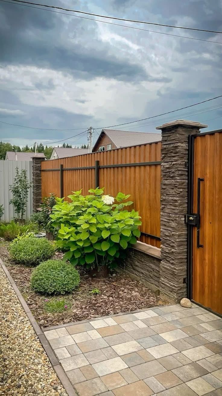 — Від кого це ви все ховаєтеся, Микола Миколайович? Хто вас все вкрасти намагається