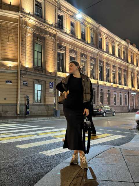 Дістала калькулятор. Зарплата мінус комуналка. Мінус їжа. Мінус проїзд. Мінус те, що відправила батькам минулого тижня. Мінус те, що вони просять зараз. В результаті — вісімсот гривень до наступної зарплати, яка через два тижні. Марина поклала голову на руки і закрила очі. У грудях розливалась холодна, важка втома. Не жалість до батьків. Не провина. Просто втома.