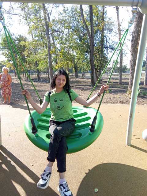 Але мріям Вероніки судилося збутися. Інакше й бути не могло, бо вона доклала всіх мислимих зусиль, аби вступити на бюджет до університету. Дівчина завзято вчила мови й уже з другого курсу почала непогано підробляти перекладачкою. Вона дуже пишалася тим, що може сама купувати собі гарні речі, не тягнучи з батьків ані копійки. От тільки вони ніколи за неї не раділи. Бачачи таку реакцію, Вероніка дедалі рідше ділилася вдома своїми радощами. А коли в неї нарешті з’явилася можливість поїхати на море, батько прямо сказав, що це дурість — тринькати гроші на такий безглуздий відпочинок.