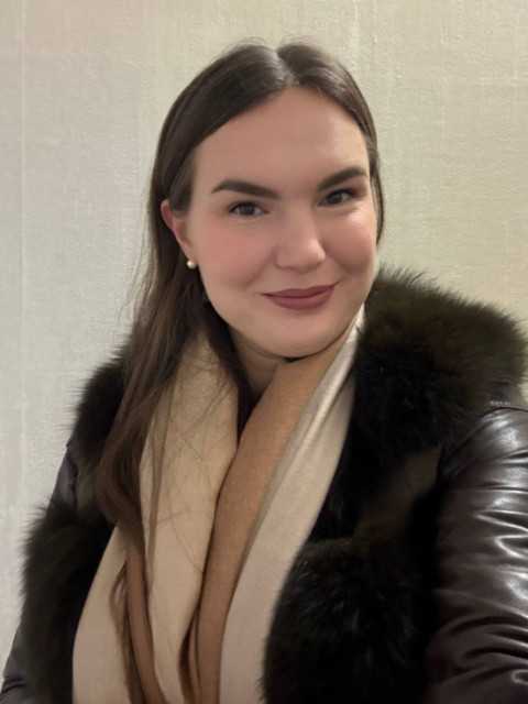 — Старався він… — пробурчала Зоя, але все ж таки пішла до дзеркала. Не минуло й хвилини, як із ванної пролунав обурений крик: — Ти знущаєшся, так?! Ти що собі дозволяєш? Сьогодні ж не перше квітня! Що це за дурнуваті жарти? — Рябо моя, ти мене в могилу зведеш, їй-богу… — не витримав Микола. Подумки він вилаявся: «І який дурень те Восьме березня придумав? Від нього тільки самі проблеми — і в жінок, і в мужиків…»