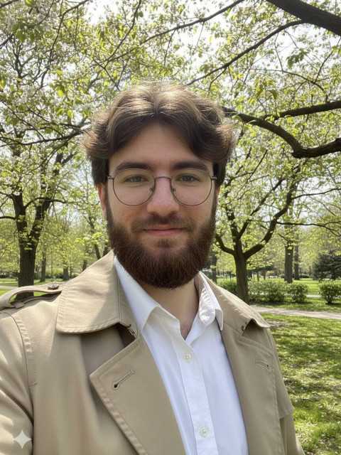 Хлопчики потоваришували. Дмитро, спостерігаючи за ними, відчував, як усередині все стискається. Вони були як відображення в кривих дзеркалах: один — яскравий і живий, інший — його бліда, тендітна тінь. Розговорившись із Ганною, він обережно спробував з’ясувати щось про Костика. «У якому пологовому будинку, якщо не секрет?» — запитав він.