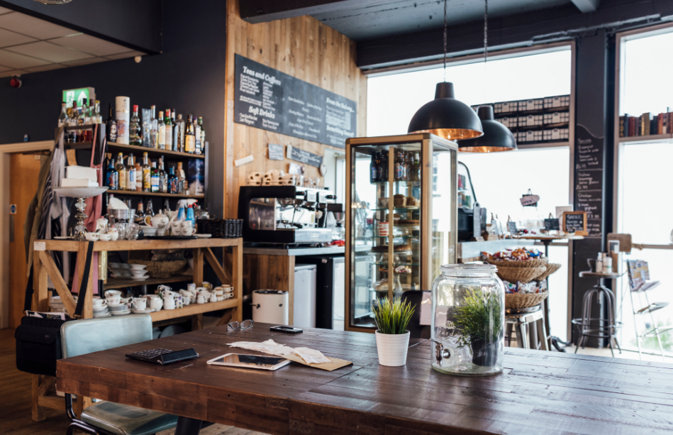 Дівчата, збирайтеся! Я відкриваю свою справу! Центр міста, панорамні вікна, я вже майже господиня!» Того ж вечора вона забігла до мами. Мама, жінка, яка пережила не одну кризу й виростила двох дітей у непрості часи, лише зітхнула, розливаючи борщ по тарілках. — Любаню, ти б не поспішала так усім розказувати. Радість любить тишу. Не кажи «гоп», поки не перескочиш. — Ой, мамо, вічно ти зі своїми приказками! — відмахнулася Люба. — Там усе схвалено. Я вже й назву придумала, і навіть штори пригледіла в інтернеті. Весь наступний тиждень Люба жила як у тумані. Вона вже бачила себе в красивому фартусі, як вона з усмішкою подає капучино сусідам, як місцеві блогери роблять селфі біля її вітрини. Вона навіть встигла натякнути начальнику на роботі, що скоро він шукатиме нову бухгалтерку