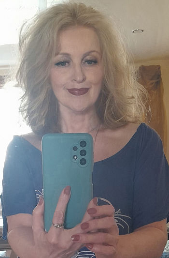 Свекруха на мій ювілей подарувала дві коробочки..У першій виявилися… підлогові ваги. А в другій — набір вікової косметики з величезним написом, ніби це не догляд, а вирок: «45+. Глибоке відновлення в’янучої шкіри. Боротьба з глибокими зморшками».