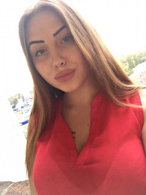 — Яка частка? Квартира моя. — А твій чоловік де живе? Тут. Значить, має право на частку. І я теж маю право відвідувати сина. Розмова закінчилася нічим. Свекруха пішла пізно ввечері, грюкнувши дверима. Ольга сиділа на кухні, дивлячись у вікно. Коли чоловік повернувся, Ольга розповіла про розмову. Сподівалася, що він підтримає її, скаже матері, щоб та рідше з’являлася. — Допомогти? — Ольга не стрималася. — Вона тут живе, а не допомагає!