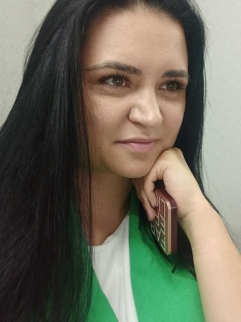 Накриєш стіл! Та так, щоб усі ахнули! Зроби щось вишукане! Те, що багатії їдять. Щоб нам усі родичі заздрили! Гроші на свої інтернет-вигадки маєш? Знайдеш і на гідне свято! І без фокусів