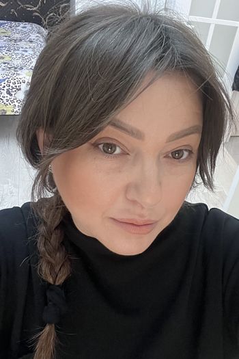 Руки тремтіли від злості. Надія Петрівна телефонувала вже втретє за тиждень, щоразу з тим самим проханням — допомогти їй із покупками, з’їздити в поліклініку, привезти ліки. Наче нічого не змінилося, наче я досі її невістка, наче три роки тому не було того болісного розлучення з її дорогоцінним синочком.