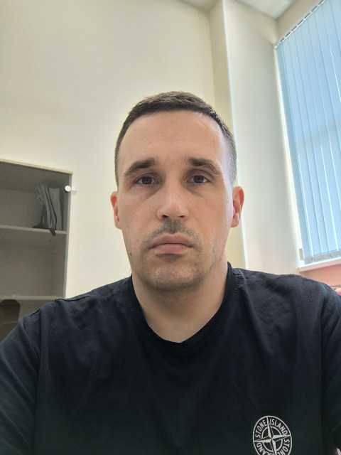 Вона завмерла, почувши знайомий голос за спиною. Голос, якого не чула п’ять років, але впізнала б серед тисячі. Повільно повернулась. – Юрій… Юрій перевів погляд на дівчинку, і Оксана побачила, як змінилося його обличчя.