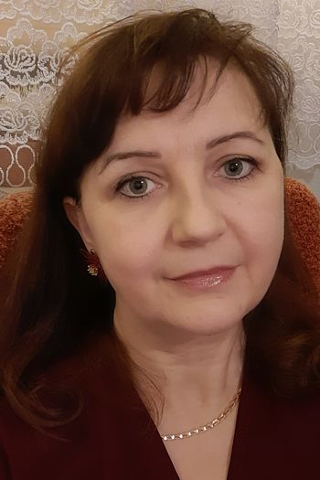 У передпокої нагромаджувалися валізи і якісь коробки. На вішалці, де зазвичай висіли лише їхні з Сергієм речі, тепер красувалося незнайоме пальто й капелюшок. Марина роззулась і пройшла у вітальню.