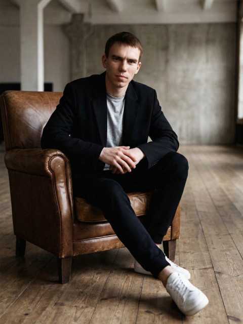 — Мамо, ну так, розлучилися, — пробурмотів він. — А ти чого з речами? Я ж тобі казав, у мене поки що жити не можна. — Де ж ти живеш?! — закричала вона, вчепившись у його куртку.