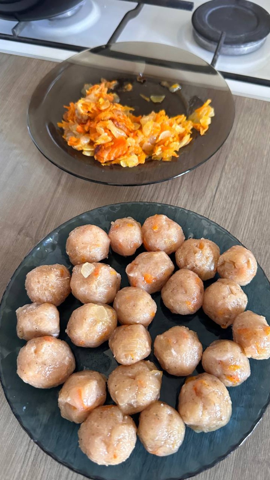 Я ж звикла колись купити собі свіжу булочку до чаю, або якийсь журнальчик-кросворд, або не найдешевший сир, а той, що смачніший. Тепер я стою в супермаркеті перед полицею і думаю: а чи не буде це зайвим? Перед очима одразу та сцена, як я потім знову підходжу до доньки по гроші. І рука сама тягнеться до найдешевшої пачки по акції