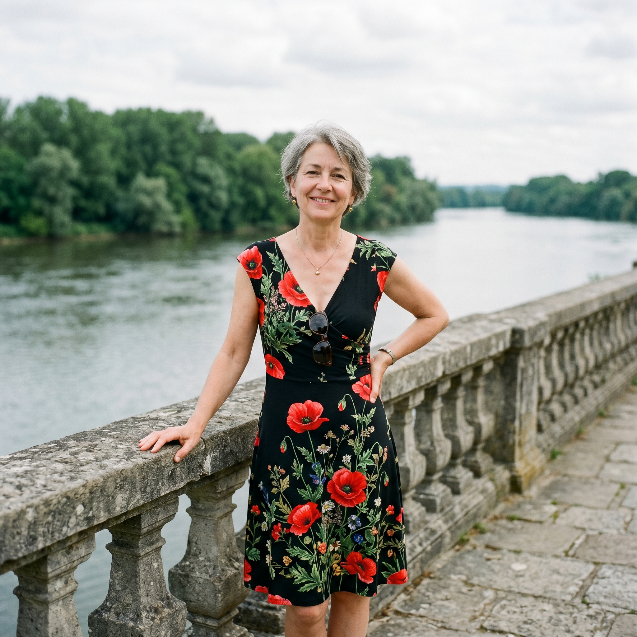 Дмитро “підбивав клинці” до сусідки Марини Степанівни не перший рік. Вона була молода ще вдова, п’ятдесят років, а він – розлучений і до пенсії ще далеко. Але на всі компліменти та загравання Дмитра сусідка тільки чемно посміхалася. – Нічого, – думав Дмитро. – Вода камінь точить, а ласкаве слово – жіночу неприступність… – Марино Степанівно, ви сьогодні дуже гарні! – як завжди привітав він її, стоячи біля під’їзду. – І як можна бути завжди такою гарною? Жінка миттю подивилася на нього, і Дмитро раптом побачив… Що очі в неї чомусь мокрі. Чоловік застиг, не розуміючи, що відбувається