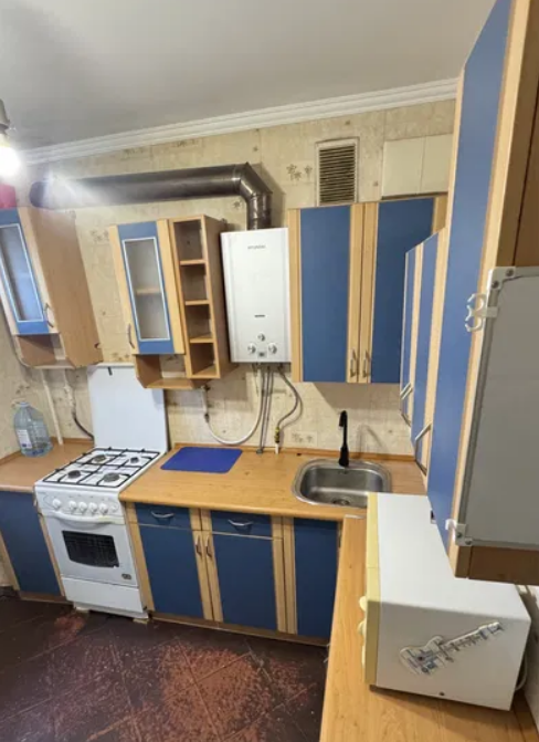 Ми заберемо речі пізніше, — кинув колишній чоловік, навіть не дивлячись їй у вічі. — Христі потрібен простір. Їй потрібні перспективи. А що ти можеш їй дати тут, Стефо? Атмосферу бідності? Христина кивнула, підтримуючи батька. Вона була вдягнена в нове пальто, яке зовсім не пасувало до їхньої скромної передпокою. — Мам, не ображайся. Просто тато правий. Світ змінився. Вони пішли, залишивши по собі аромат дорогих парфумів і порожнечу, яка, здавалося, мала розчавити Стефанію. Розлучення пройшло швидко. Павло мав зв’язки, гроші та кращих юристів. Він залишив собі бізнес, великий заміський будинок з каміном і сад, який Стефанія висаджувала власноруч. Їй же дісталася ця «коробка» — однокімнатна квартира на околиці міста, де шпалери відклеювалися від вологості, а з вікна було видно лише сірі дахи гаражів. Перші місяці Стефанія вчилася жити заново. Вона влаштувалася на касу в найближчий супермаркет. Спочатку було соромно. Їй здавалося, що всі покупці бачать її крах. Але з часом вона зрозуміла: нікому немає діла до жінки у фіолетовій жилетці, яка механічно сканує пакети молока. Вона вчилася дихати самостійно, без пана Павла, без його вказівок, що готувати на вечерю і як одягатися. Це було важке, але чесне життя