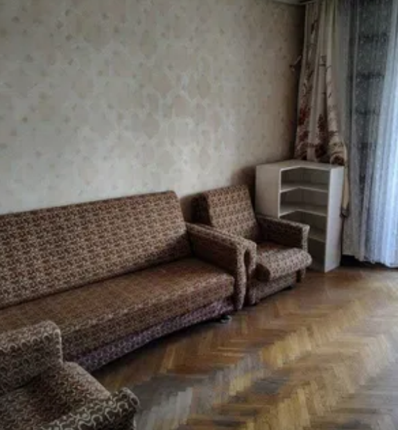 Намагаючись знайти підтримку, Раїса Миколаївна зателефонувала чоловікові на роботу і зі сльозами розповіла про те, що їхній Ромочка зібрався одружитися з хитрою дівчиною, яка неодмінно привласнить їхню квартиру, доведе до ручки і не, дай Боже, народить їм онука без роду.