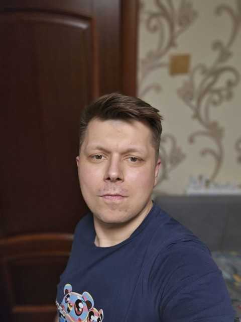 Олексій приїхав один раз у червні, без Христини. У тієї знайшлися якісь справи. Ольга не стала розпитувати, просто зраділа – нагодувала борщем, видала старі батьківські шльопанці, і вони вдвох до вечора підв’язували помідори, розмовляючи ні про що. Альоша сміявся, жартував, і Ольга думала: ну ось, нормальний хлопець, просто дружина молода, не розуміє ще нічого.