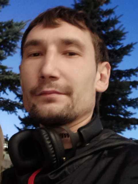 — Ти ж мені обіцяла! — закричав він. — Де ти їх ховаєш? Він почав ритися в шухлядах, поки мама хапала його за руки і благала заспокоїтися. Потім вона присягалася, що більше ніколи не буде, що це все Михайло винен – він їй їх приносив. І знову плакала, скаржачись на те, яка вона нещасна. Ігор з тривогою дивився на годинник – одинадцята година наближалася, а мамі не ставало краще, а тільки гірше