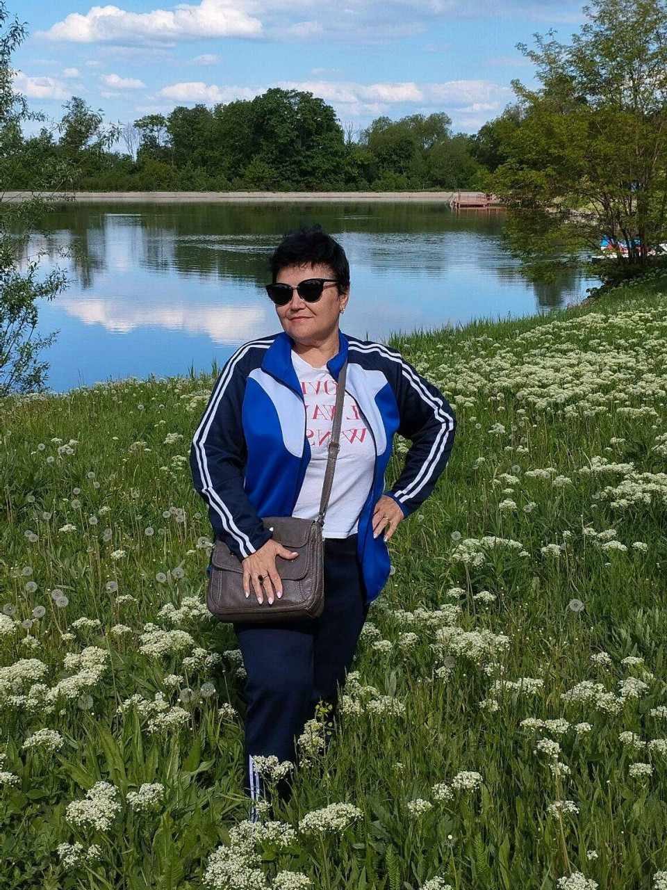 – От і відпочивай тепер у Сашка, – їдко промовила жінка і кинула слухавку. Настрій різко зіпсувався. Домашні, що сидять за столом, переглянулися, після чого свекруха тихо запитала. – Мати? – Що трапилося, Сашко? – Сонним голосом промовила вона.